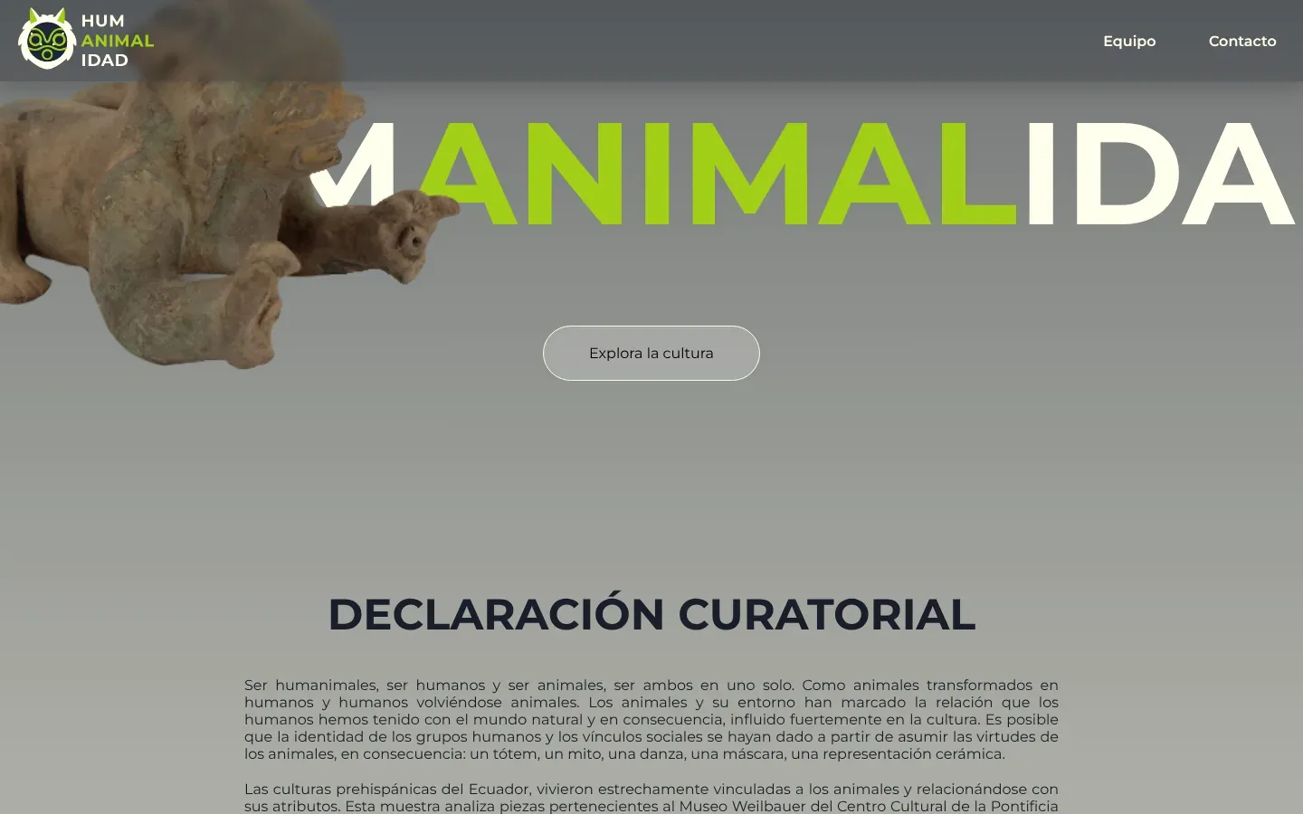 La página de inicio de Humanimalidad después de un poco de scroll: el título enorme se deslizó a la izquierda y se lee MANIMALIDA, con ANIMAL en verde lima, mientras la figura de jaguar de barro se movió a la derecha y se superpone a las letras. Debajo hay un botón redondeado Explora la cultura y abajo empieza el encabezado Declaración curatorial.