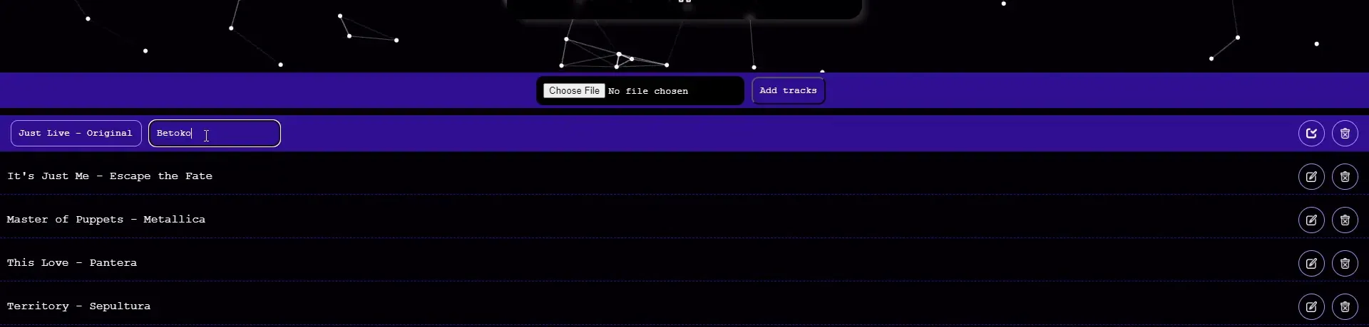 La lista de canciones con la primera fila en modo edición: se vuelve morada y muestra dos campos de texto, “Just Live – Original” y “Betoko”, con un botón de guardar a la derecha.